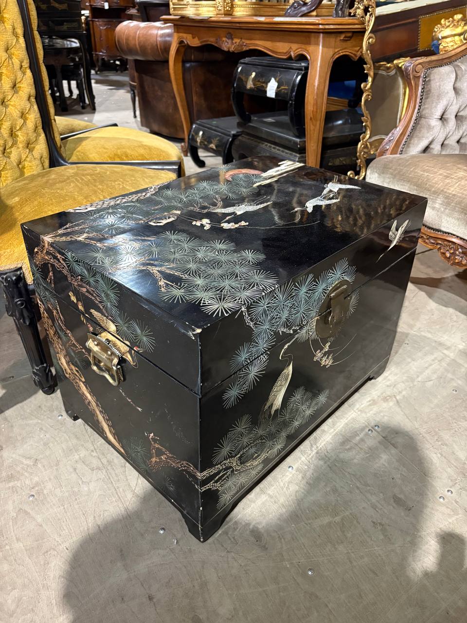 Сундук в стиле шинуазри