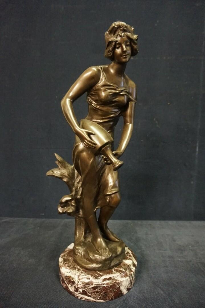 Статуя "Барышня с кувшином"  J. Causse