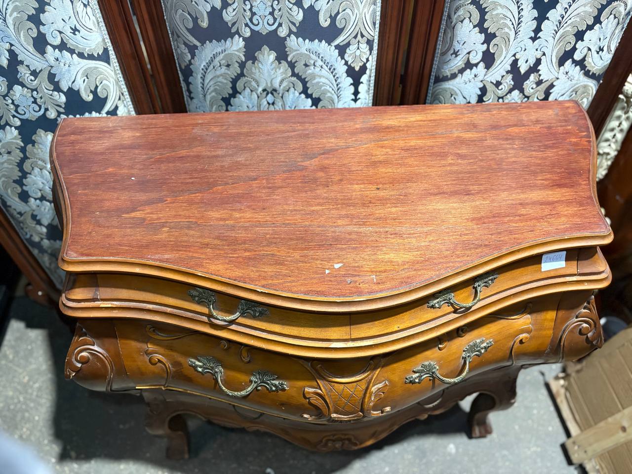 Комод бомбе в стиле барокко