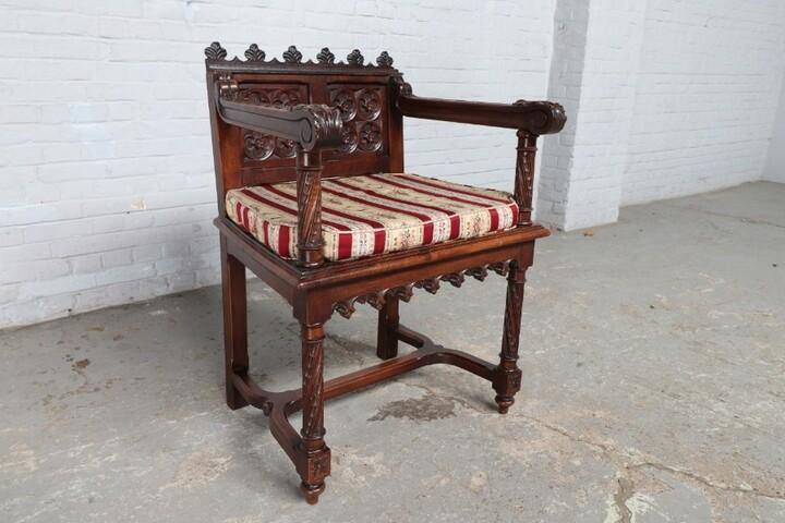 Кресло в готическом стиле