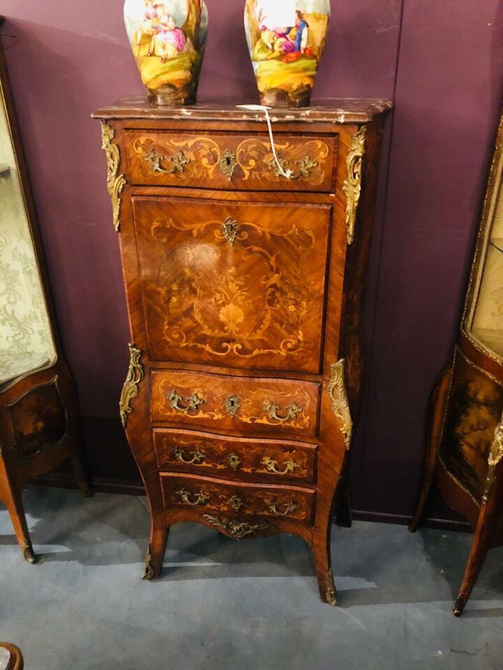 Секретер/шкафчик бомбе