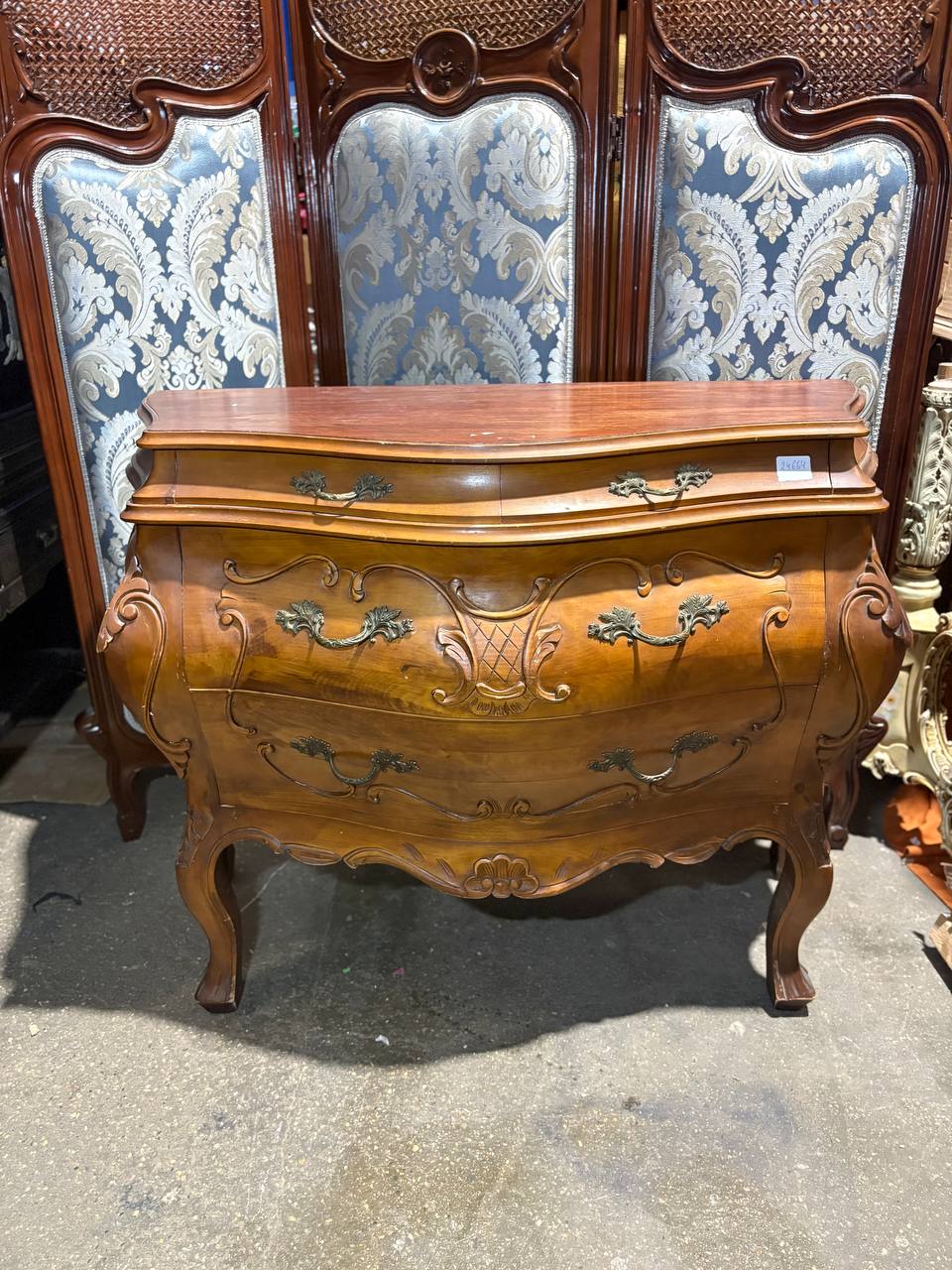 Комод бомбе в стиле барокко