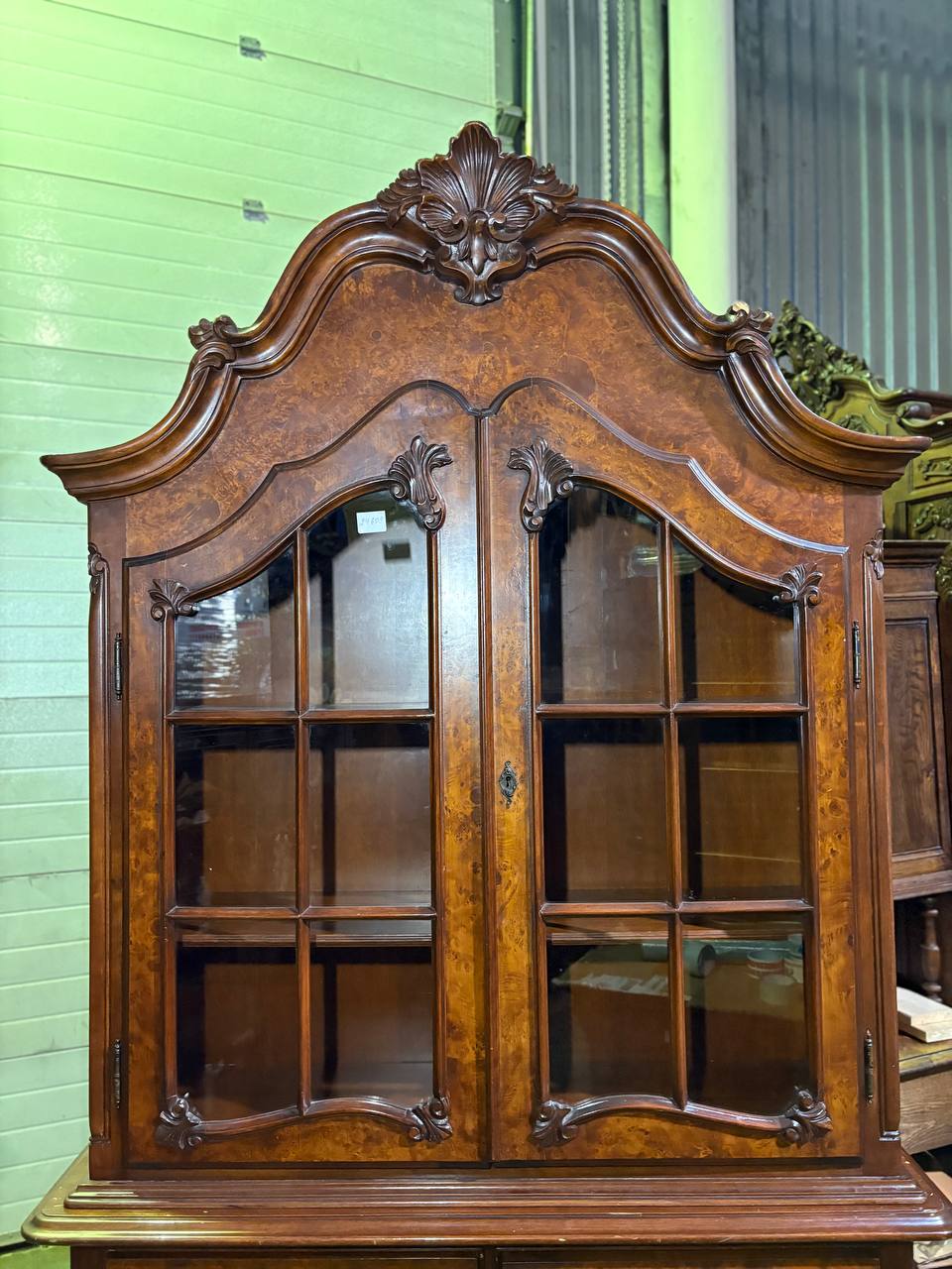 Витрина в стиле Чиппендейл