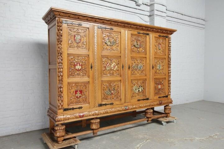 Шкаф в стиле тюдоров