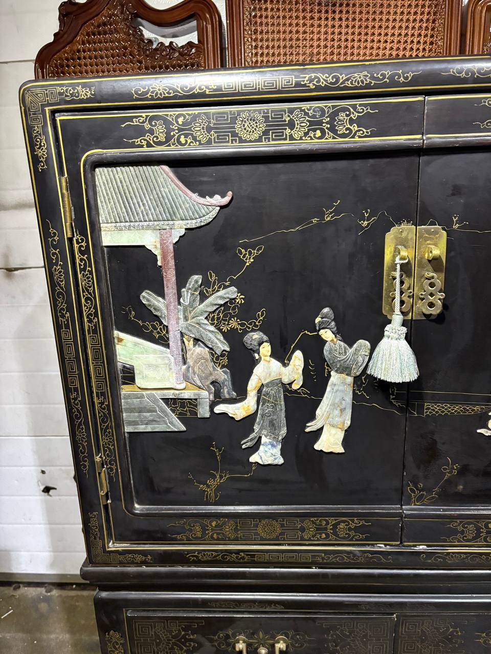 Шкаф в стиле шинуазри