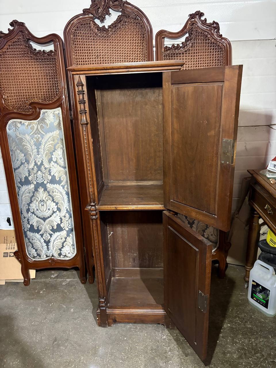 Шкаф/Сервант в готическом стиле