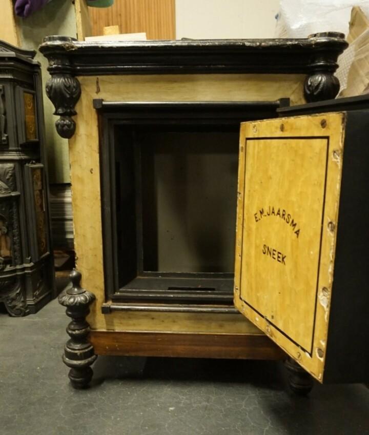 Сейф старинный