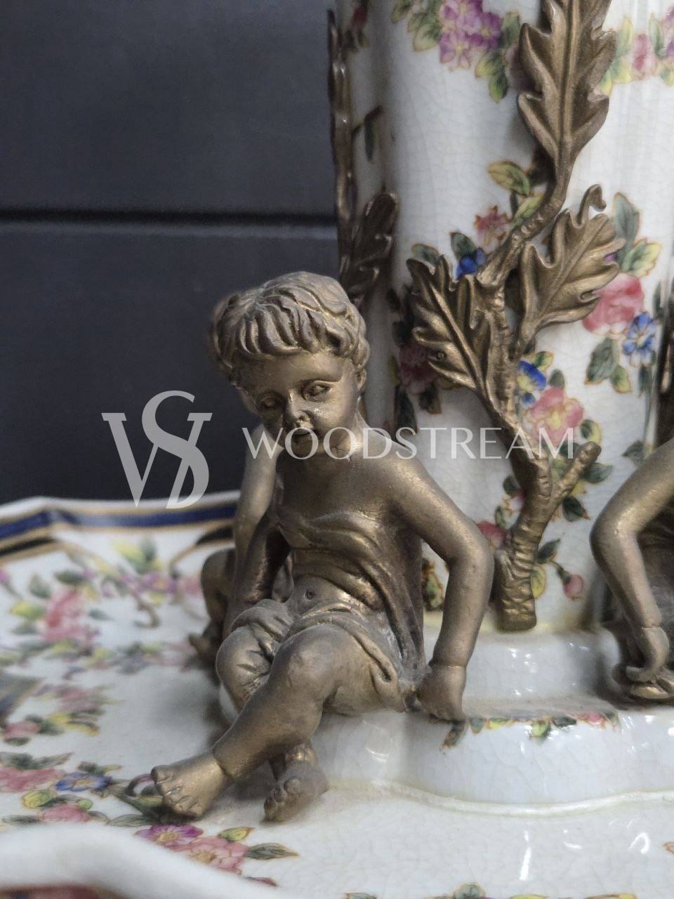 Ваза тюльпье с путти на подставке