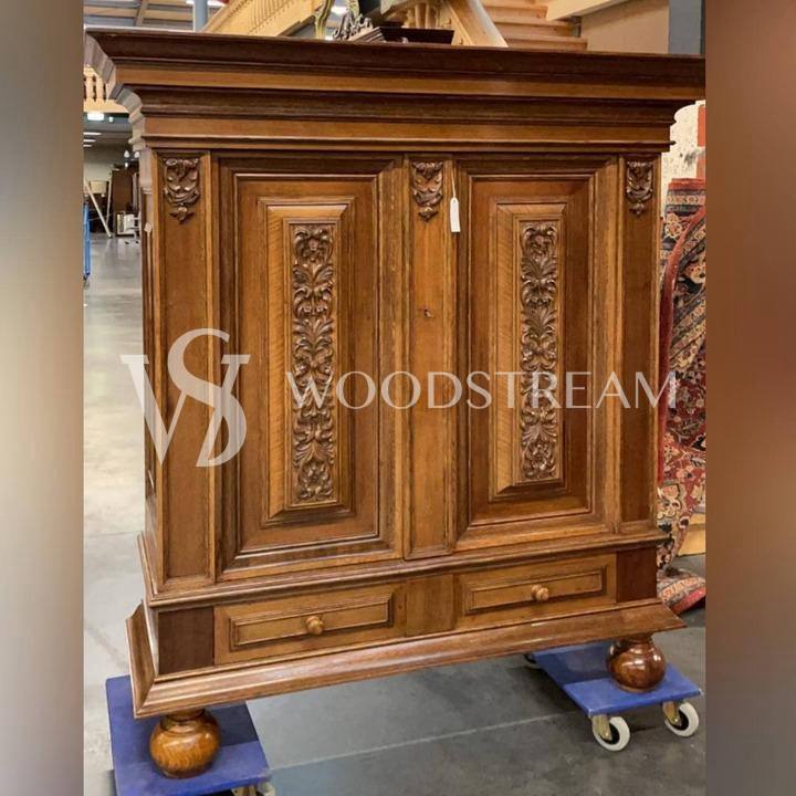 Шкаф кабинетный в стиле ренессанс