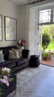 Винтажная мебель как старый друг. Она не идеальна, но с ней легко молчать. Она не кричит о себе, но без неё комната пуста. Её потёртости — не изъяны, а память о прожитых вечерах, чаепитиях, разговорах до утра.