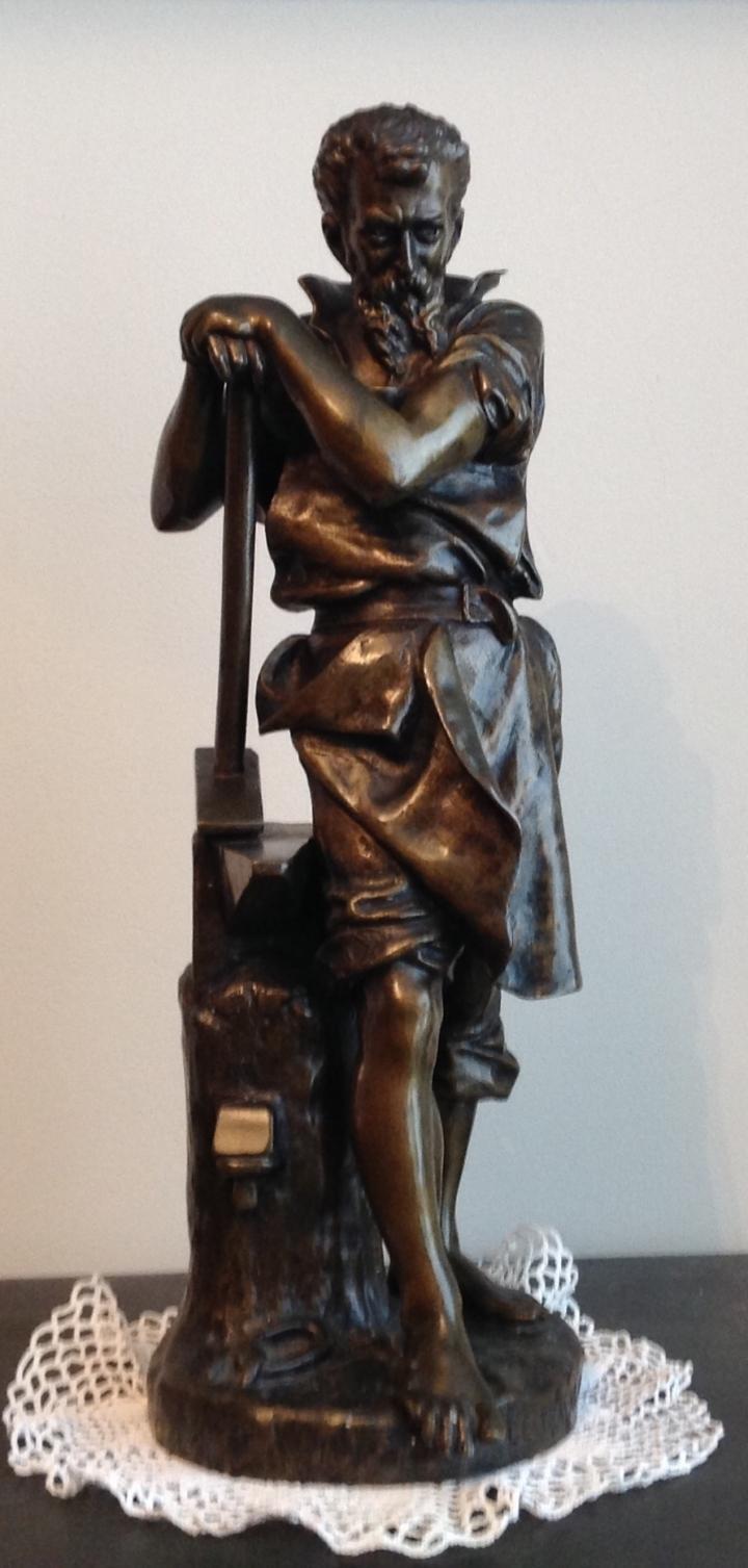 Статуя кузнеца бронзовая