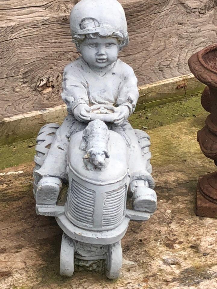 Садово-парковая статуя/скульптура Мальчик на машине