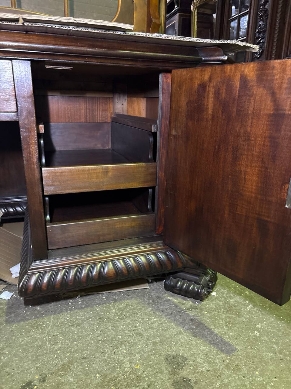 Комплект кабинетный: стол письменный и кресло в стиле ренессанс