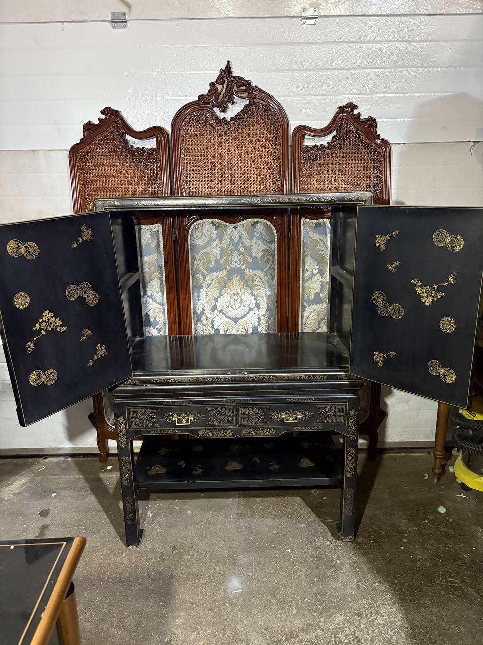 Шкаф в стиле шинуазри