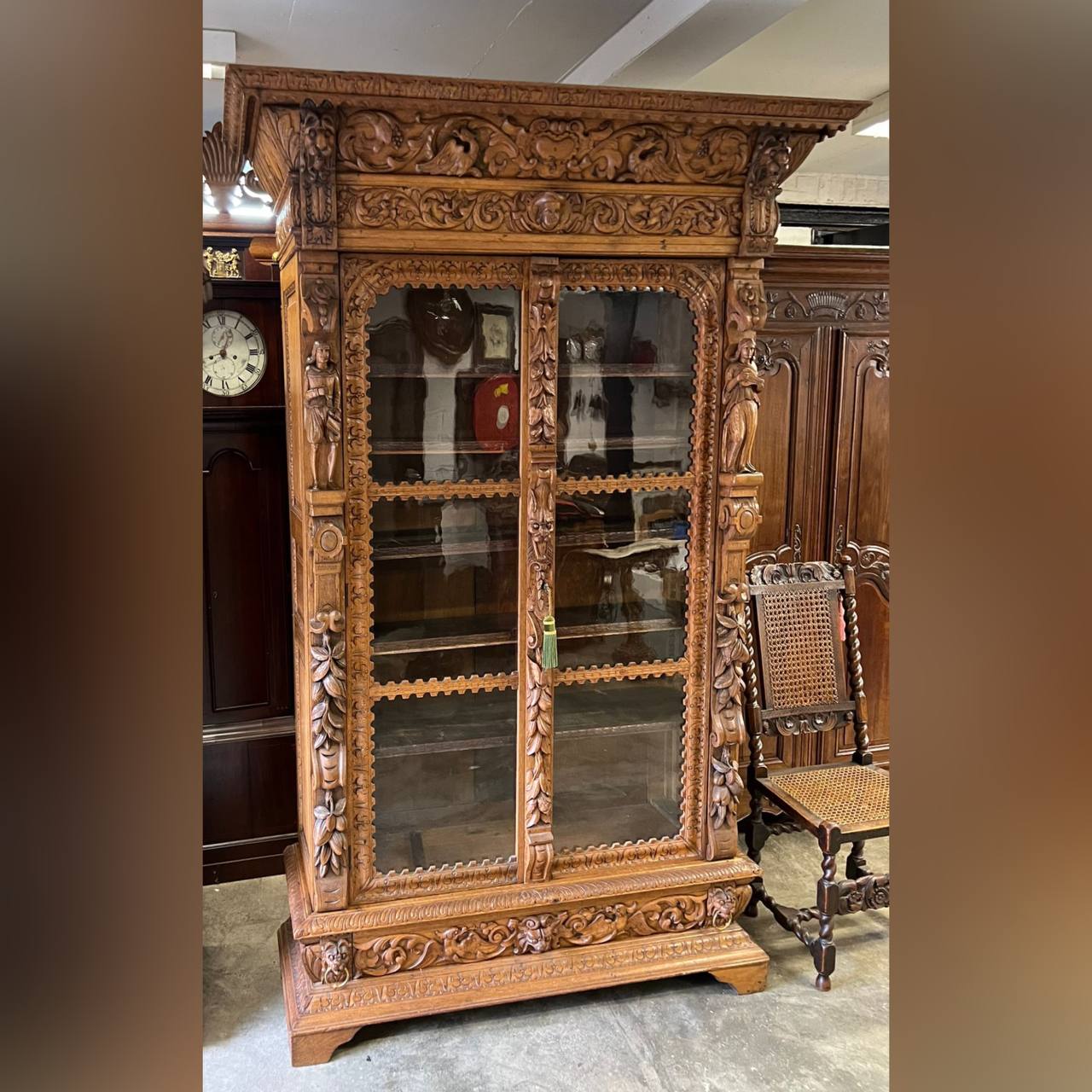 Шкаф книжный/библиотека в стиле ренессанс