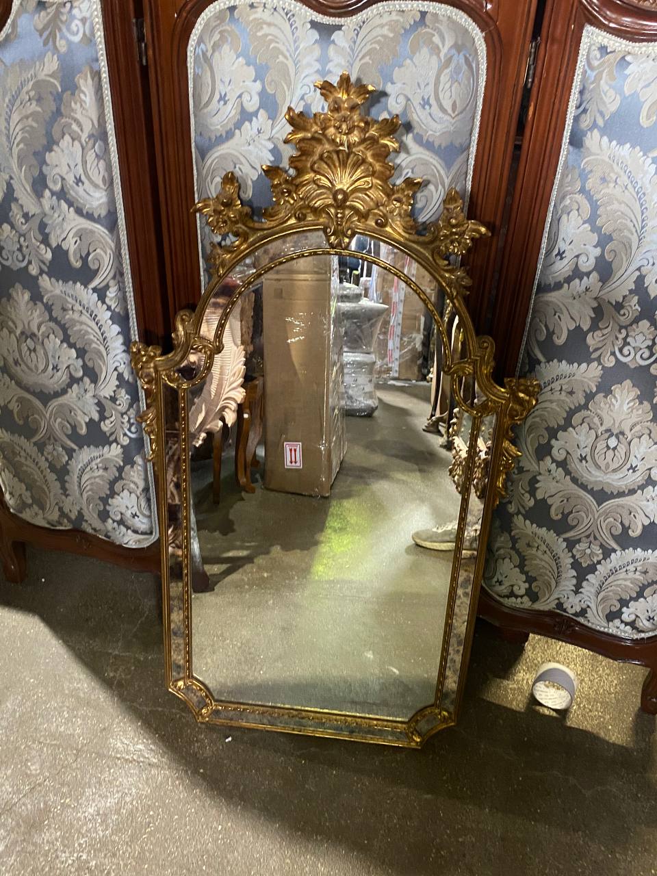 Зеркало настенное в стиле барокко