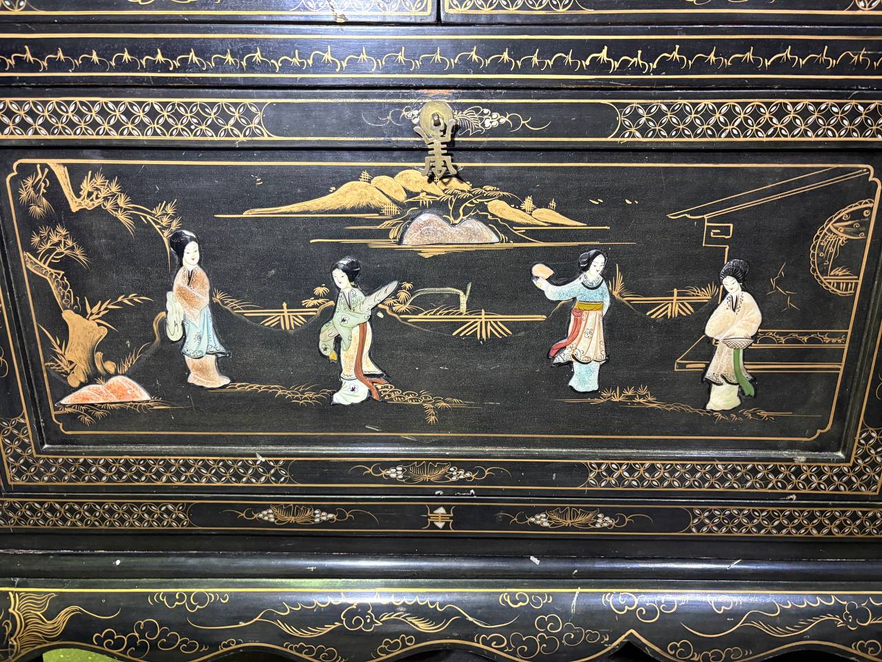 Шкаф в стиле шинуазри