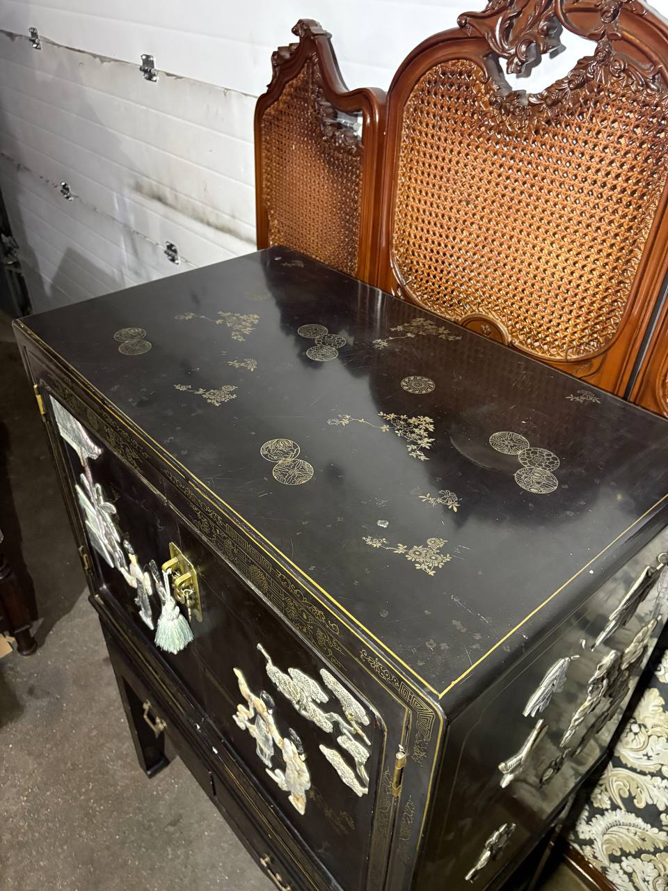 Шкаф в стиле шинуазри