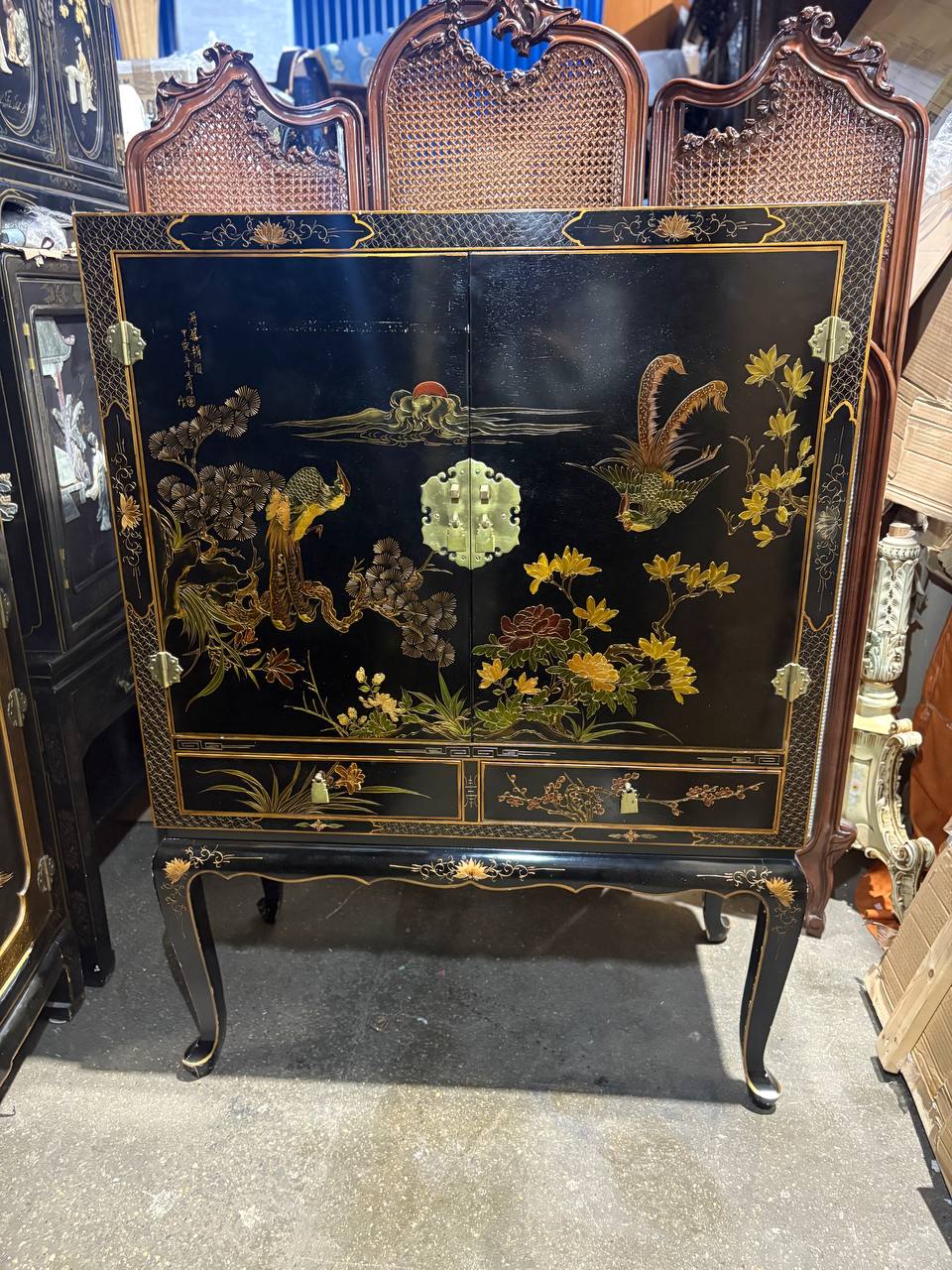 Шкаф в стиле шинуазри