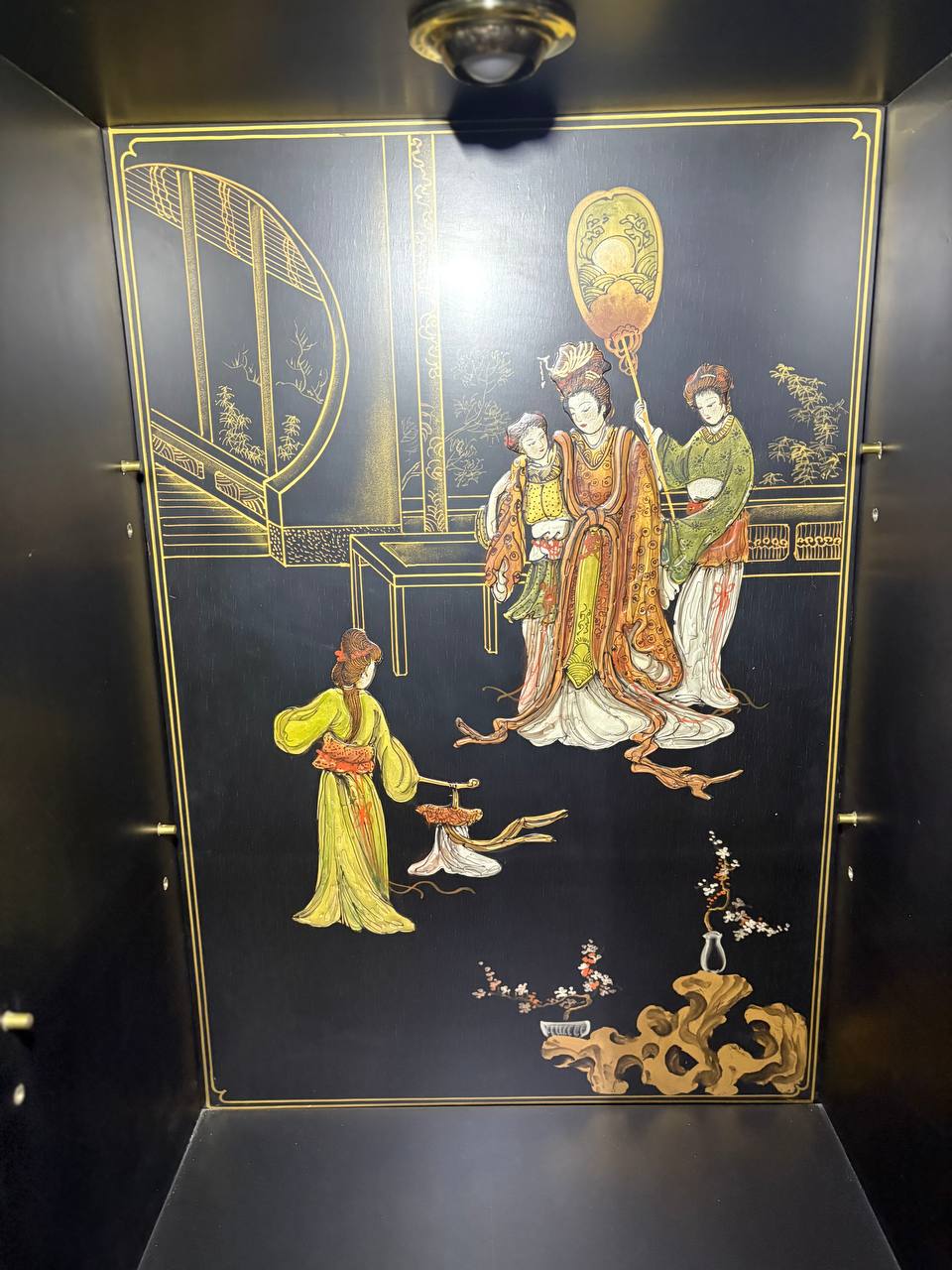 Витрина в стиле шинуазри