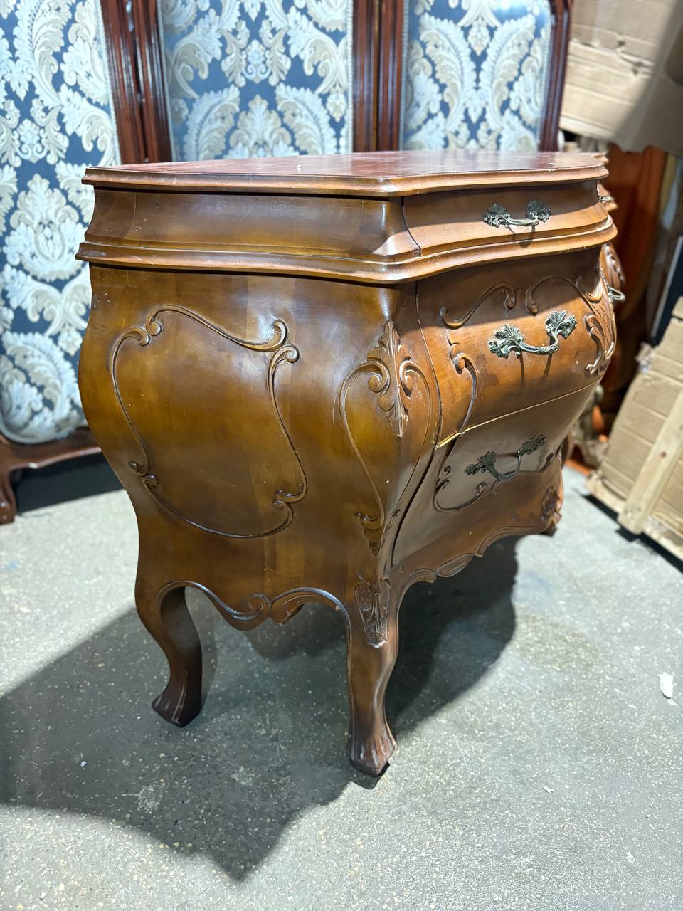 Комод бомбе в стиле барокко