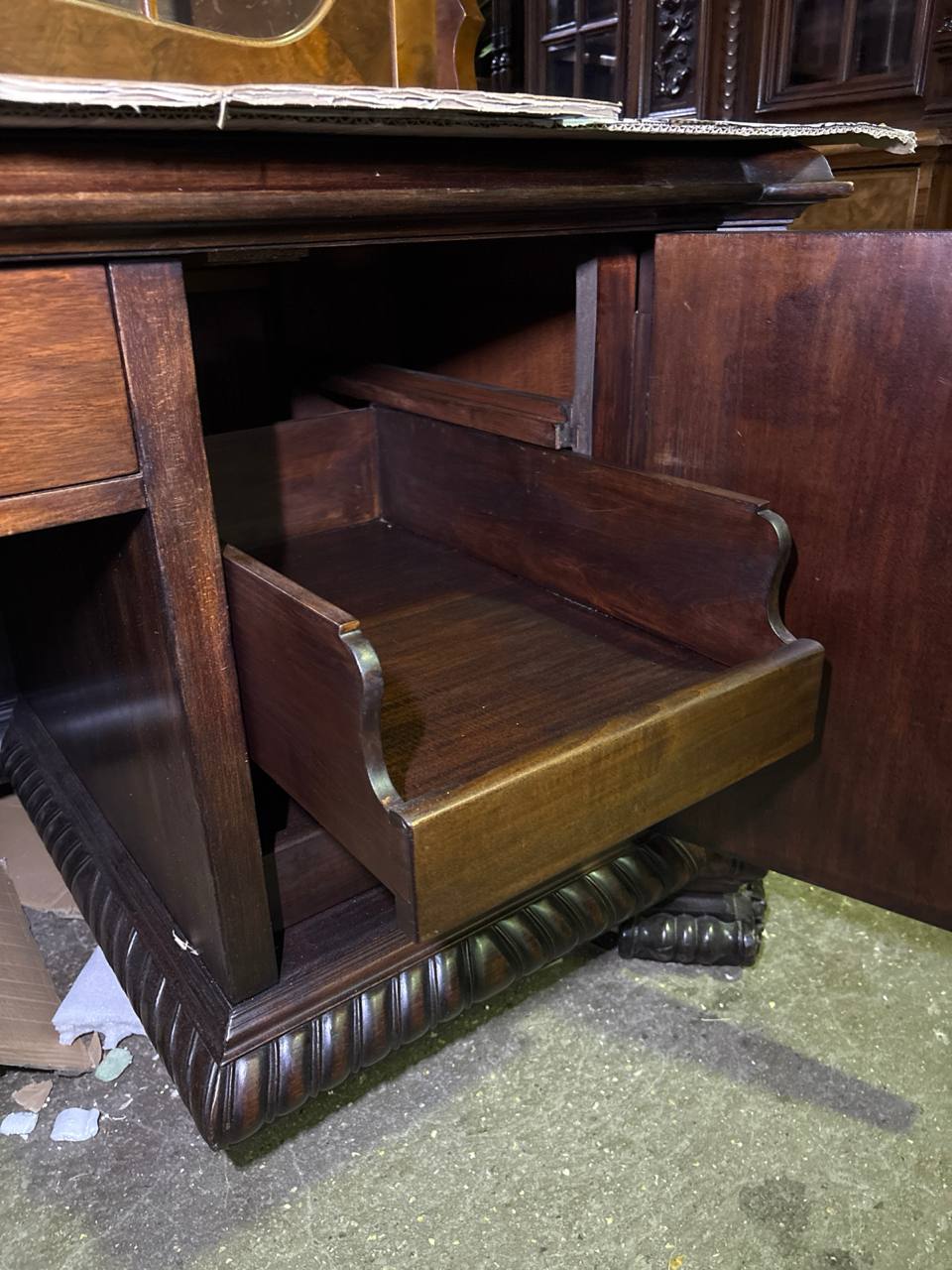 Комплект кабинетный: стол письменный и кресло в стиле ренессанс