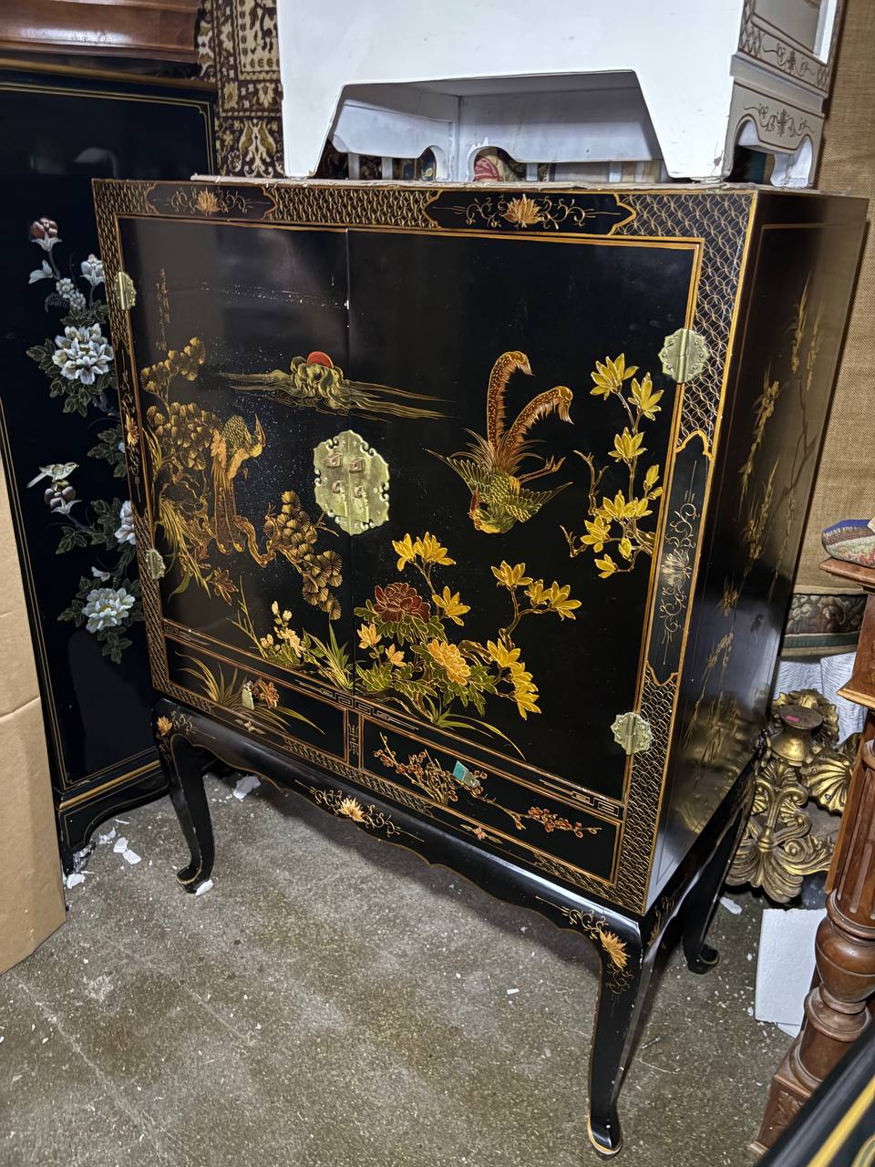 Шкаф в стиле шинуазри