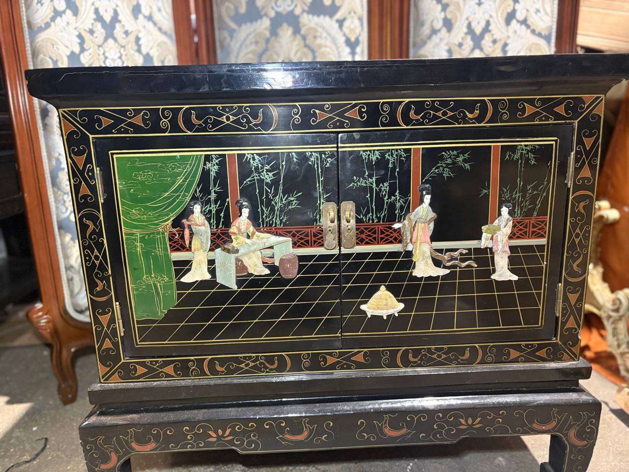 Тумба в стиле шинуазри