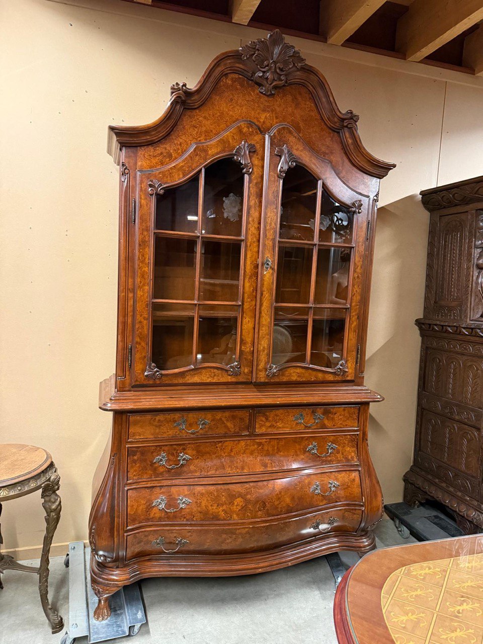 Витрина в стиле Чиппендейл