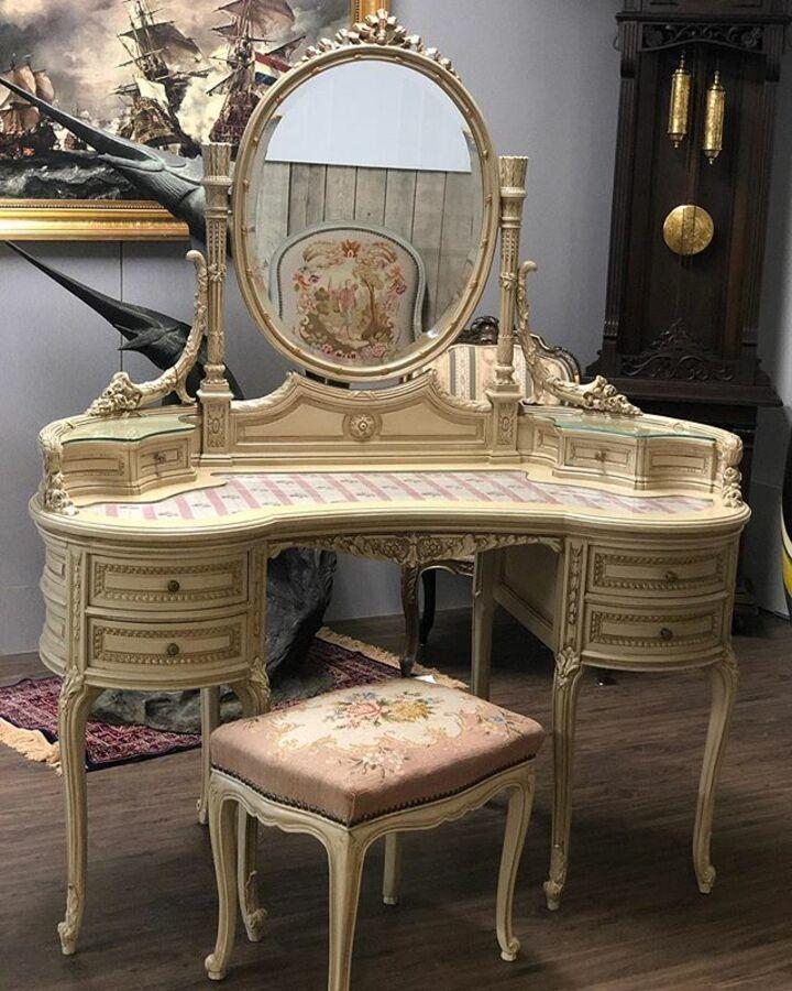 Стол дамский/будуарный и пуф/табурет в стиле Людовика XV