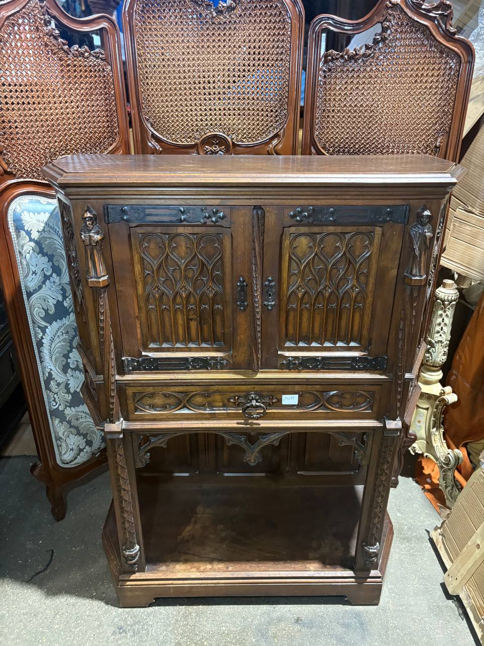 Шкаф кабинетный в готическом стиле