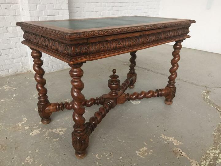 Стол в якобинском стиле