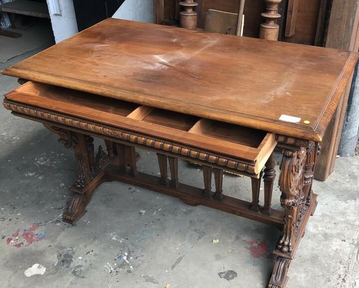 Стол в стиле ренессанс