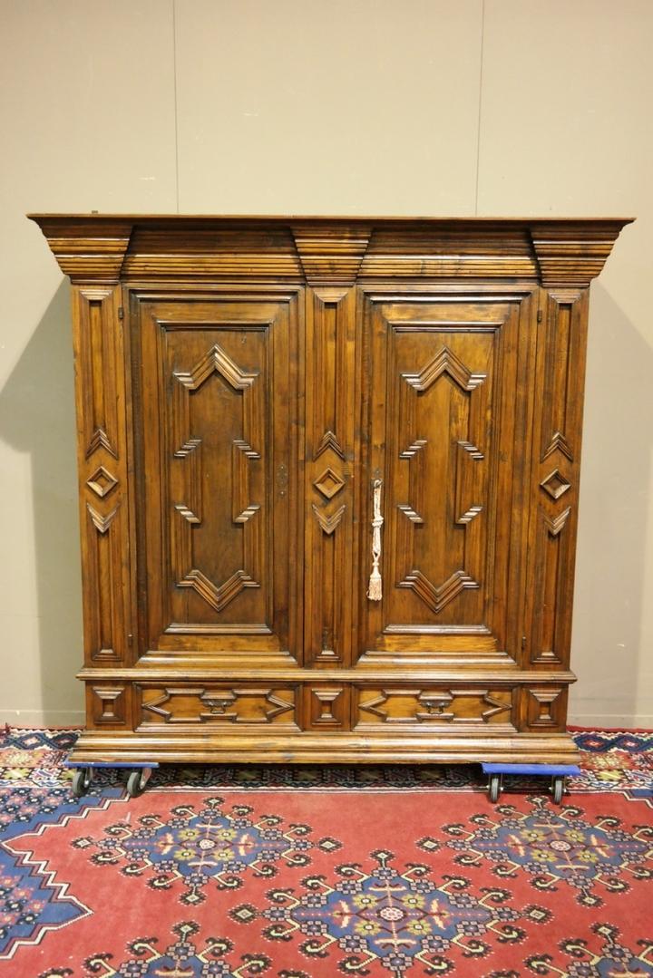 Шкаф платяной старинный