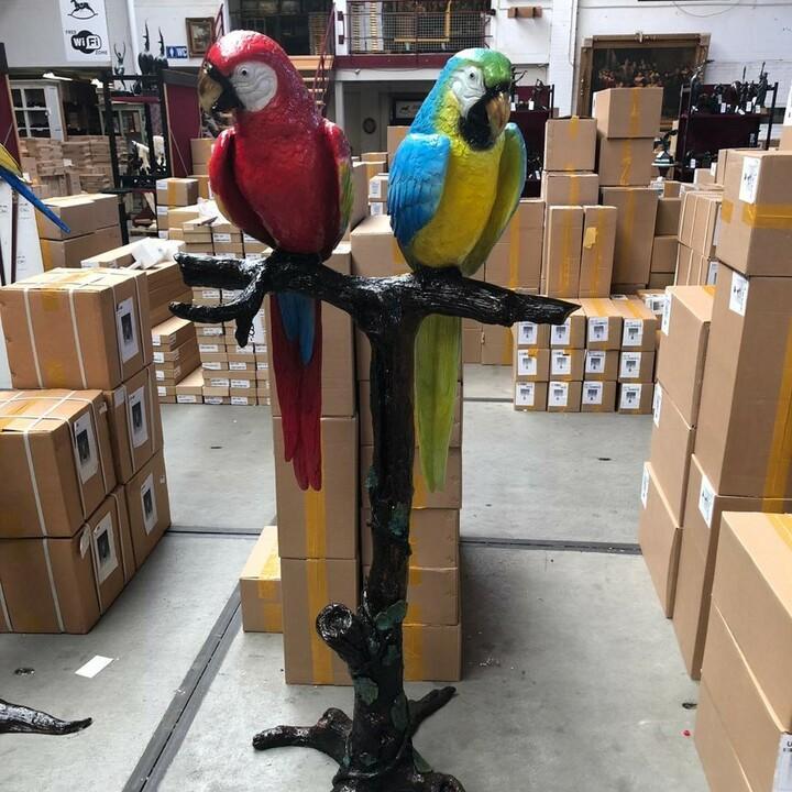 Скульптурная композиция с попугаями