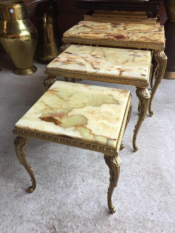 Сет из трех столиков