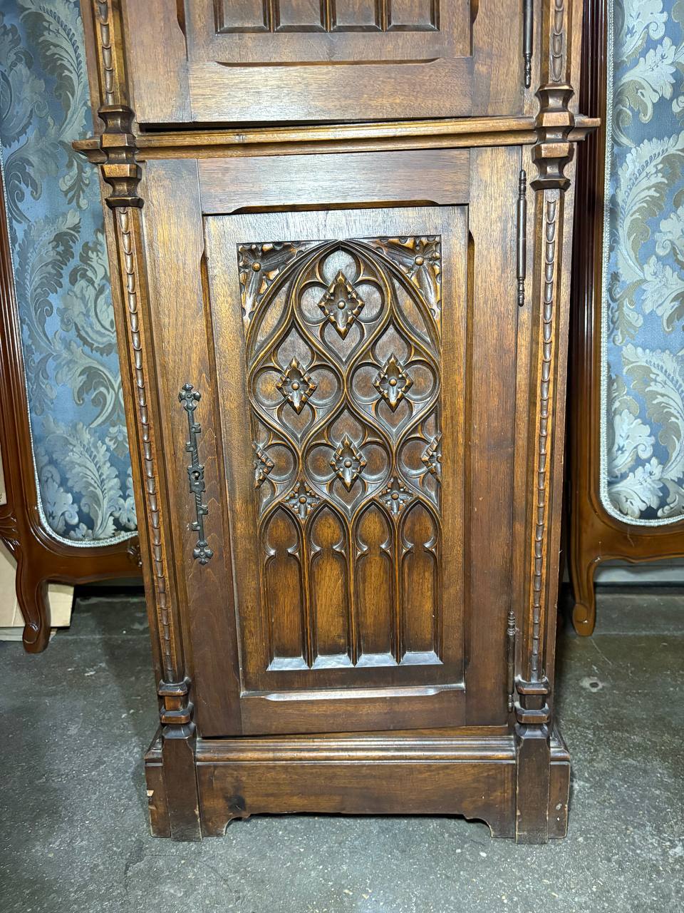 Шкаф/Сервант в готическом стиле