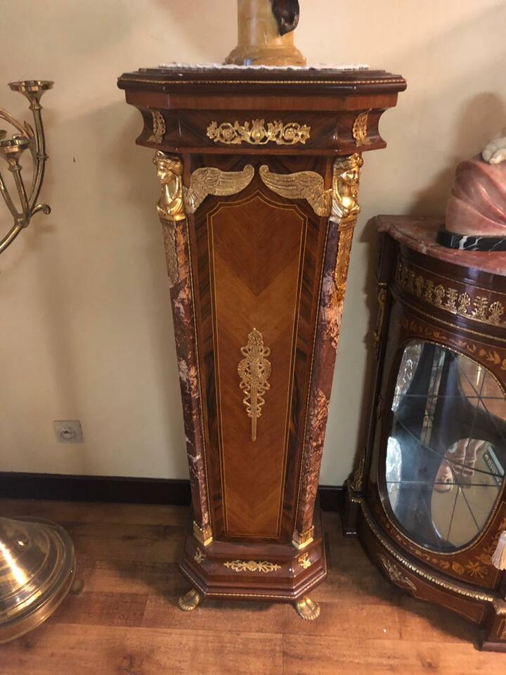 Постамент в стиле ампир