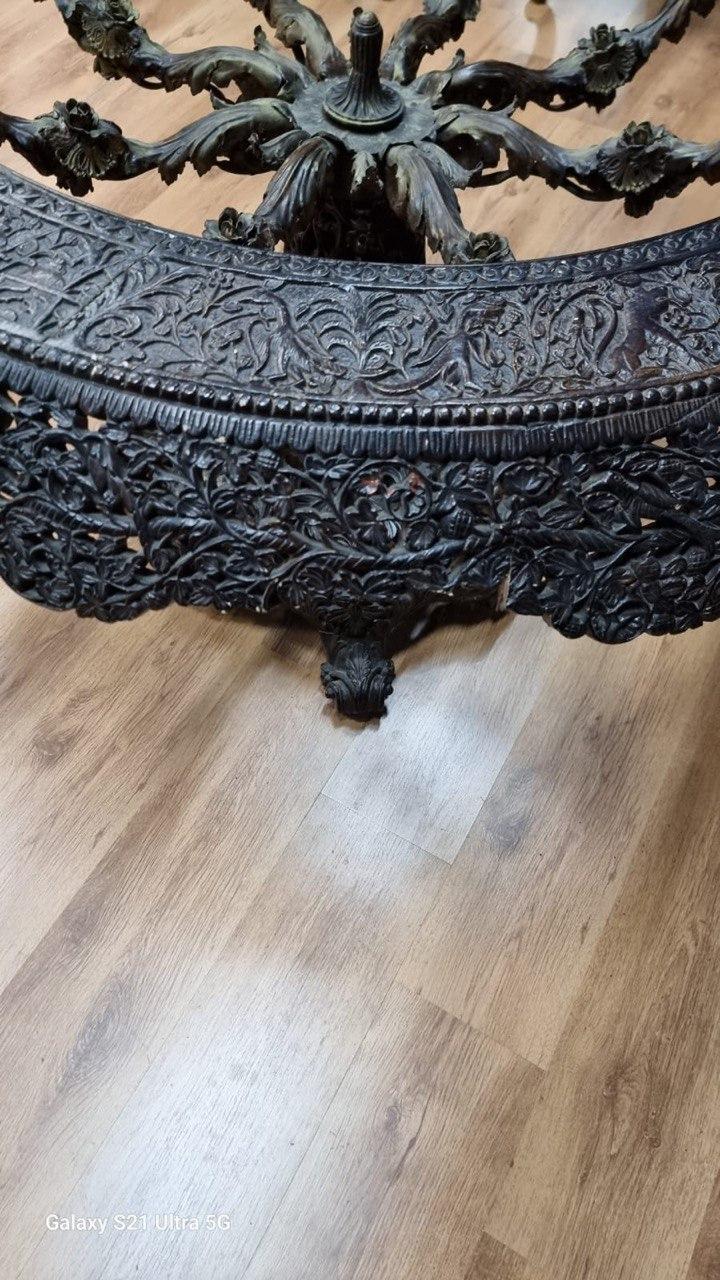 Стол в англо-индийском стиле