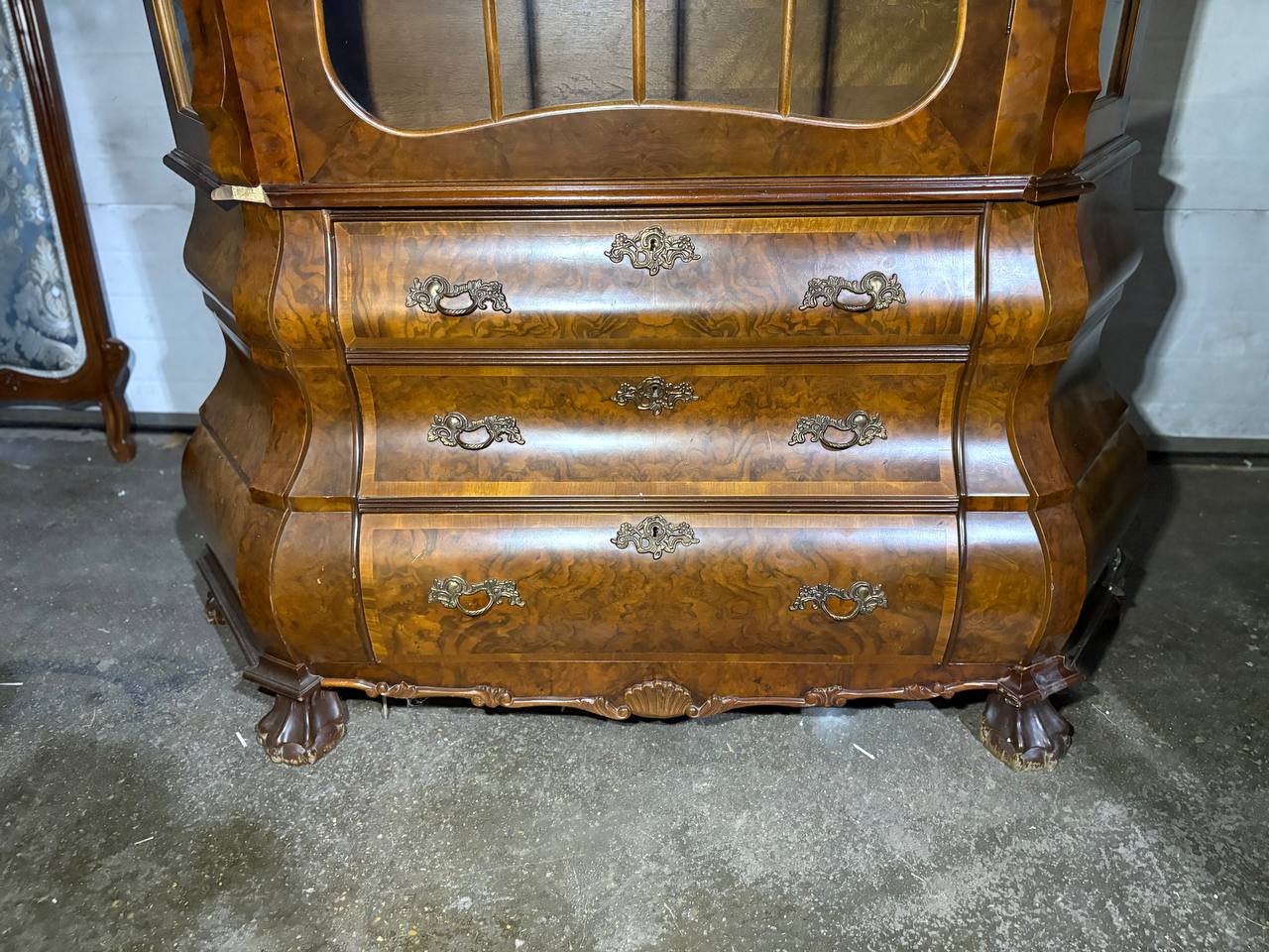 Витрина в стиле Чиппендейл