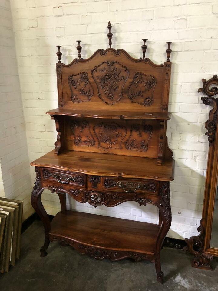 Консоль с полкой во французском стиле