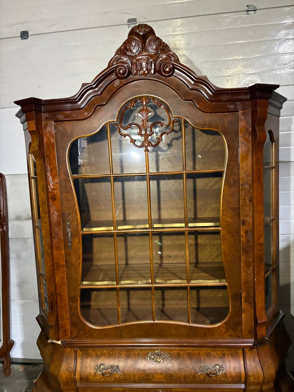 Витрина в стиле Чиппендейл