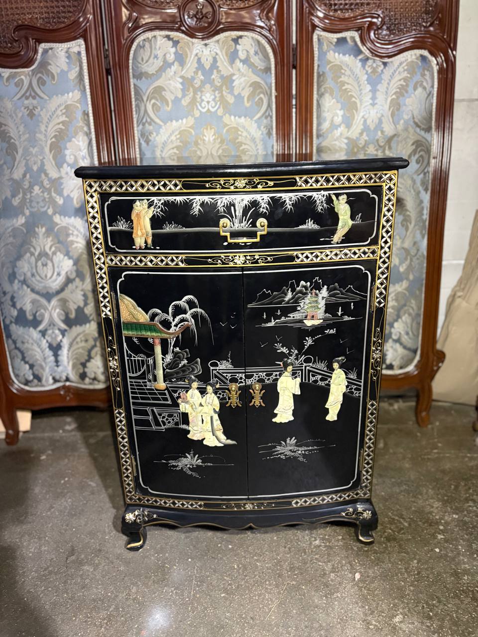 Тумба в стиле шинуазри