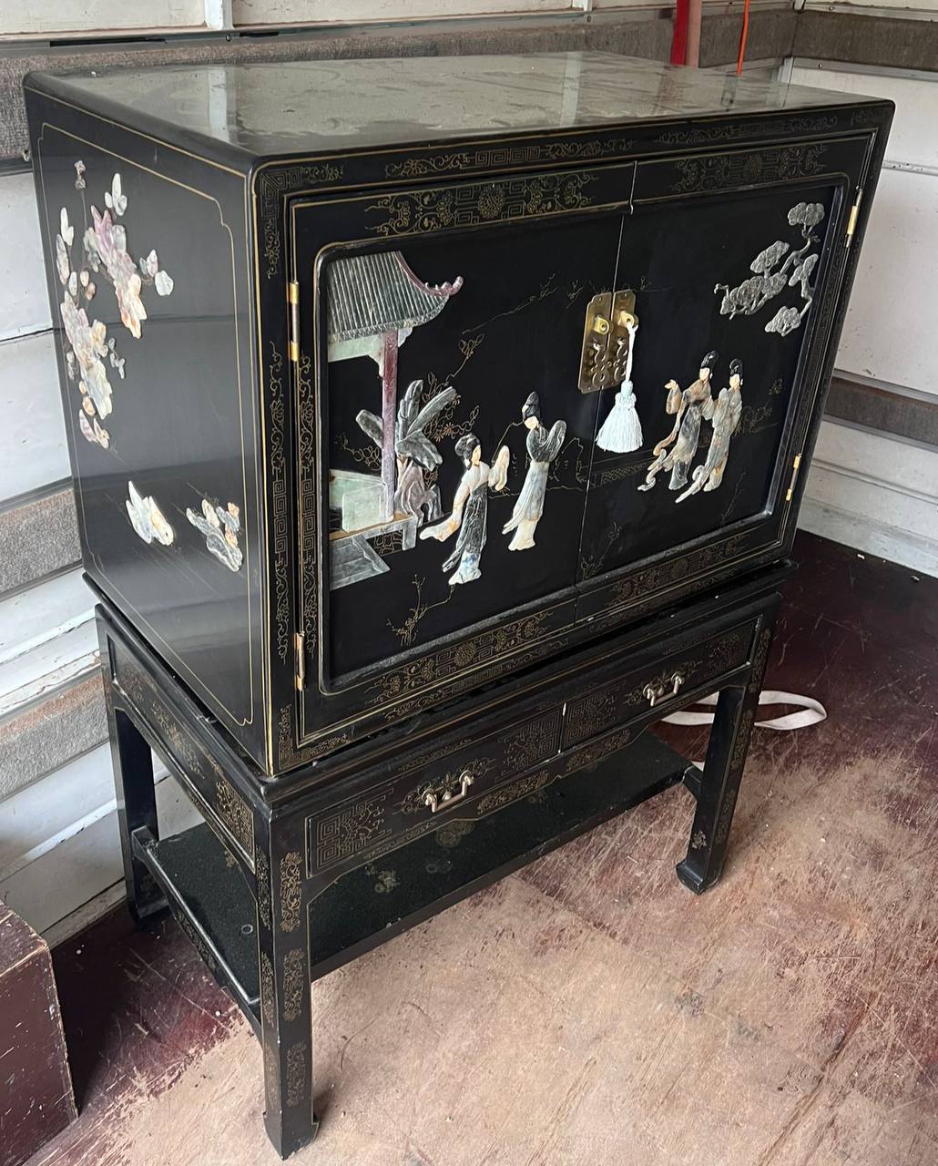 Шкаф в стиле шинуазри