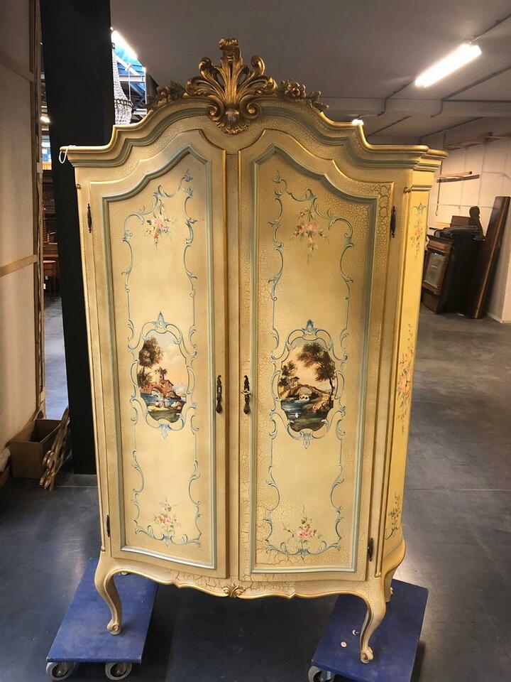 Шкаф в стиле венецианского барокко с росписью