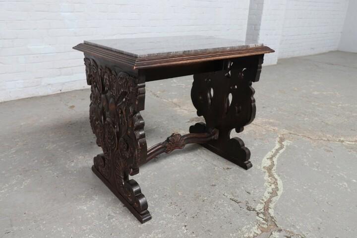 Стол в стиле ренессанс