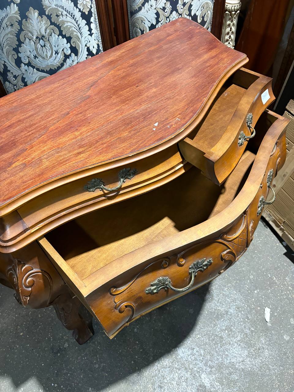 Комод бомбе в стиле барокко