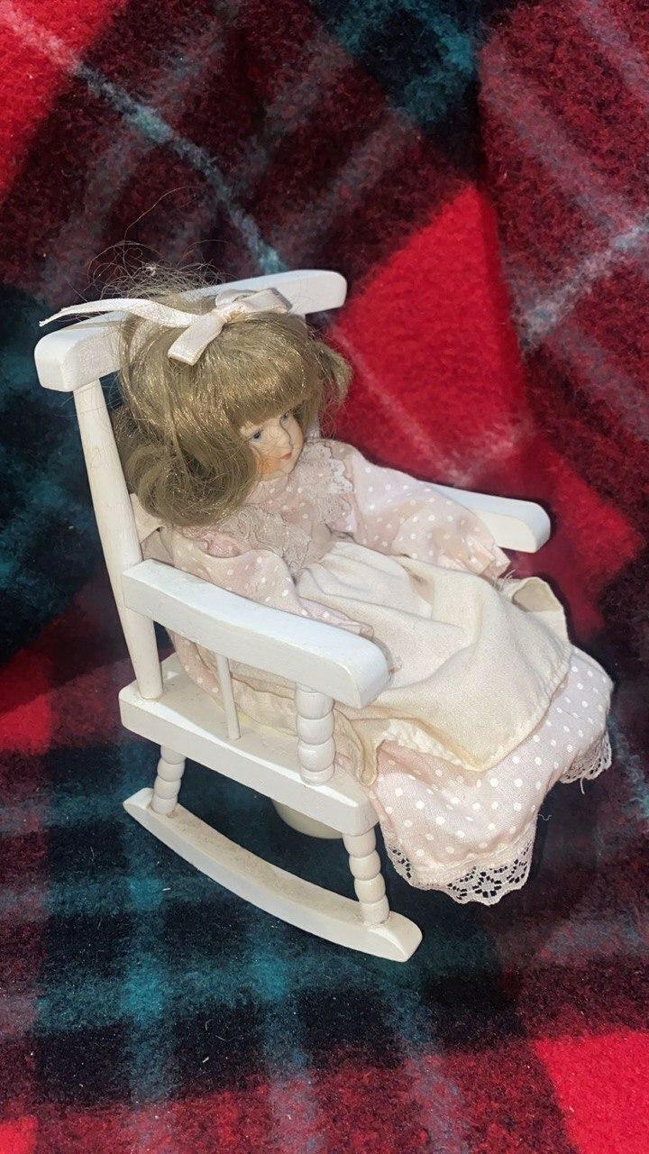 Кукла винтажная в кресле