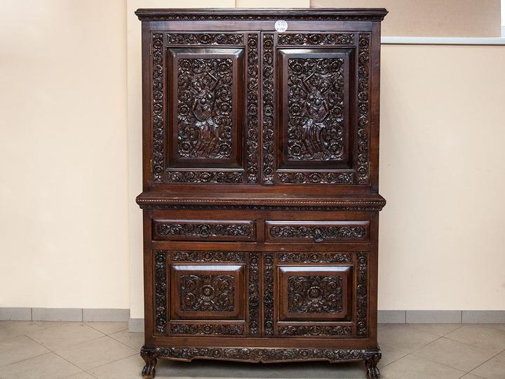 Шкаф в стиле ренессанс