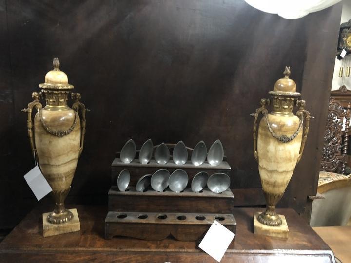 Ваза старинная с крышкой из оникса 2 штуки